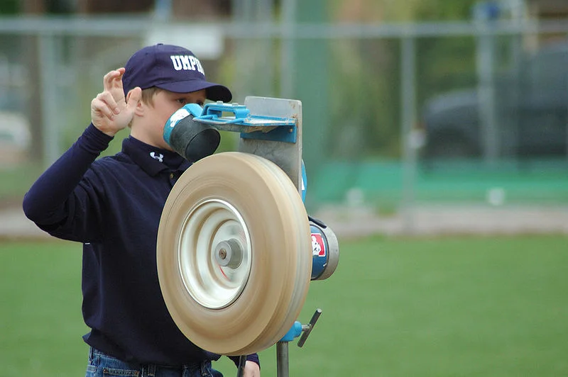 800px-Pitching_machine